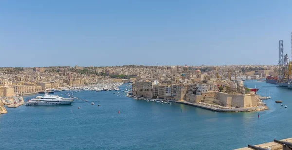 Порт Валлетта с лодками на нем под голубым небом и солнечным светом на Мальте — стоковое фото