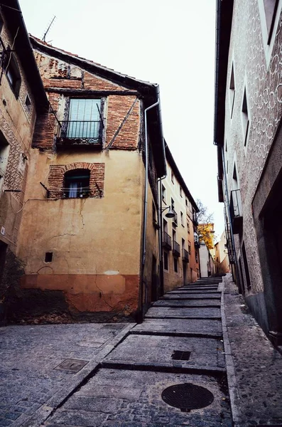 西班牙塞戈维亚犹太社区老街上的一座建筑的垂直截图 — 图库照片