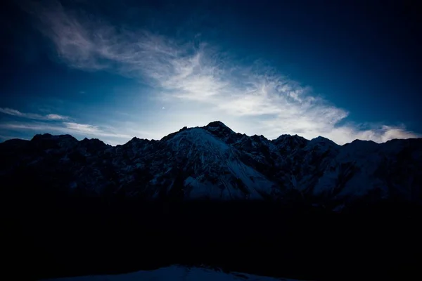 Una Vista Impresionante Las Montañas Cubiertas Nieve Debajo Del Hermoso —  Fotos de Stock