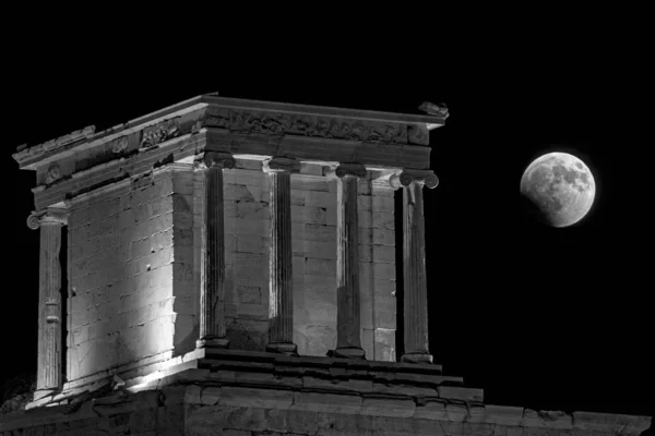 Uma Escala Cinza Templo Romano Sob Luzes Durante Noite Com — Fotografia de Stock