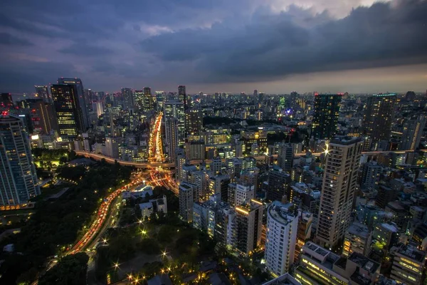 夜の光に満ちた東京の空撮 — ストック写真
