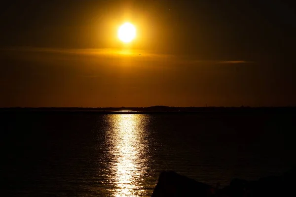 Море Окруженное Камнями Время Красивого Заката Солнцем Воде — стоковое фото