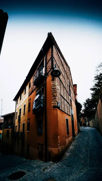 Pionowe Ujęcie Budynków Starych Ulicach Dzielnicy Żydowskiej Segowii Hiszpania — Zdjęcie stockowe