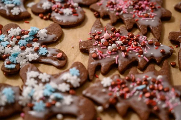 Een Close Shot Van Kerstboom Vormige Chocoladekoekjes Met Kleurrijke Snoepjes — Stockfoto