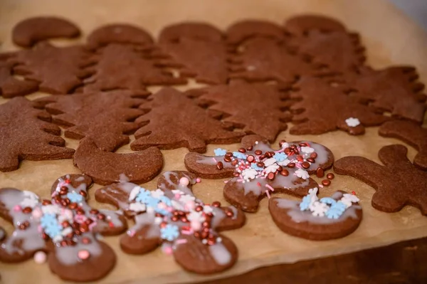 Een Close Shot Van Kerstboom Vormige Chocoladekoekjes Met Kleurrijke Snoepjes — Stockfoto