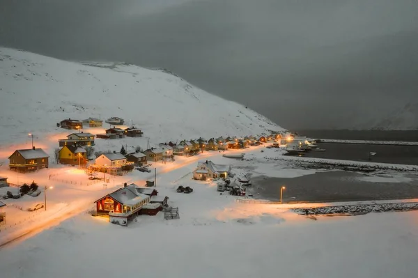 挪威Skarsvag一个灯火通明的社区的迷人迷人风景 — 图库照片