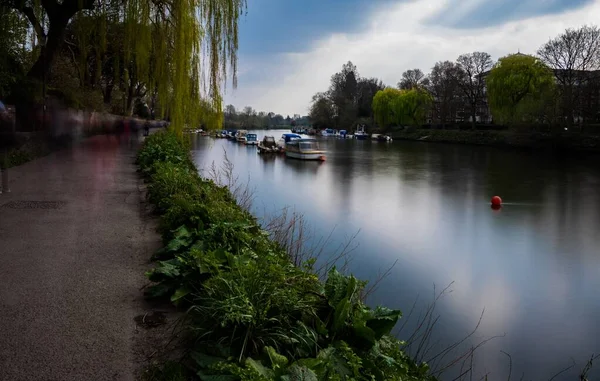 植物や柳の木に囲まれた運河のセーリングボートの美しい景色 — ストック写真