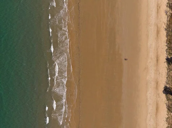 Alto Angolo Tiro Una Spiaggia Con Una Piccola Città Sulla — Foto Stock