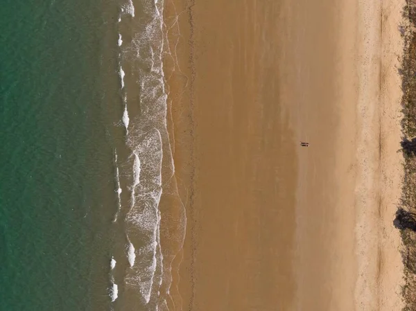 Tiro Ángulo Alto Una Playa Con Pequeño Pueblo Orilla — Foto de Stock