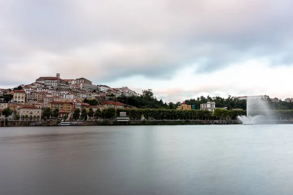 Paisaje del mar rodeado por la ciudad de Coimbra bajo un cielo nublado en Portugal — Foto de Stock