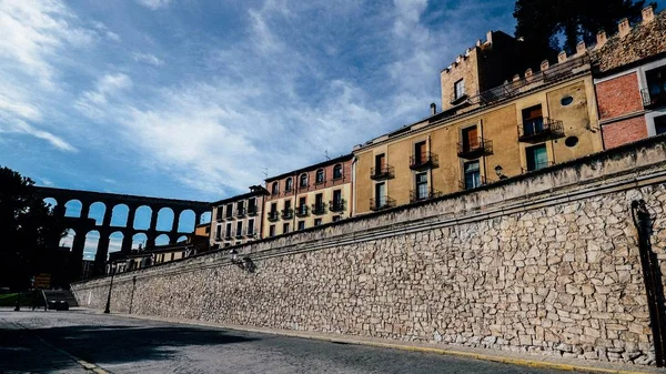 Чудові Старі Будинки Брукованій Вулиці Біля Акведука Сеговії Іспанія — стокове фото