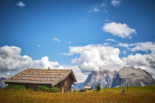 Een Houten Hut Een Grasveld Met Prachtige Bergen Achtergrond Italië — Stockfoto