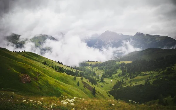 Красивый Пейзаж Пейзажа Высокими Горами Захватывающим Облачным Небом — стоковое фото