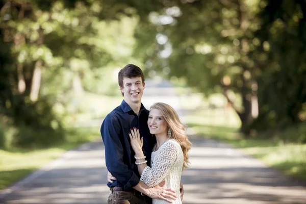 Shallow focus shot of a happy white couple enjoying each other's company in the middle of a park — Stock Fotó