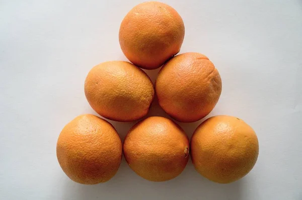 Una Pirámide Hecha Jugosas Mandarinas Frescas Deliciosas Sobre Una Superficie —  Fotos de Stock