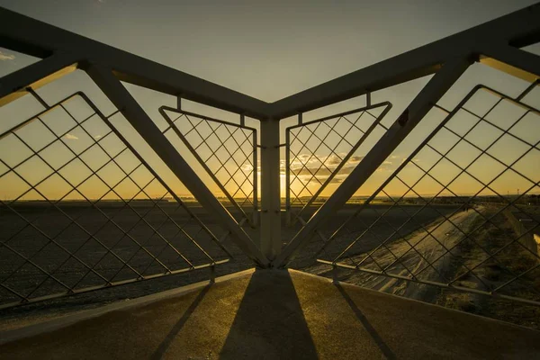 Een Hoek Van Een Brug Onder Betoverende Zonsondergang Het Platteland — Stockfoto