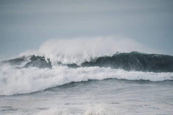 Μια Όμορφη Βολή Από Μεγάλα Κύματα Στη Ναζαρέ Της Πορτογαλίας — Φωτογραφία Αρχείου