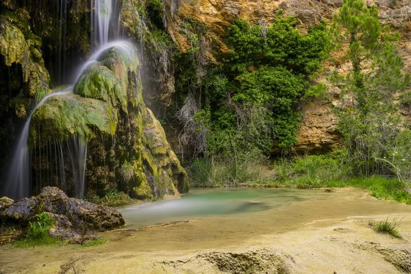 Plan Envoûtant Une Cascade Éclaboussant Les Rochers Milieu Forêt — Photo