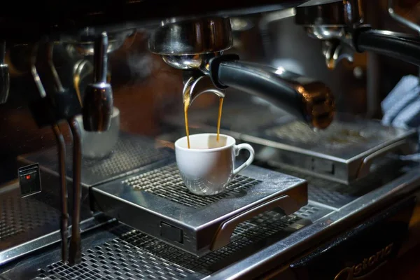 Uma Máquina Café Fazendo Bebida Deliciosa Fresca — Fotografia de Stock