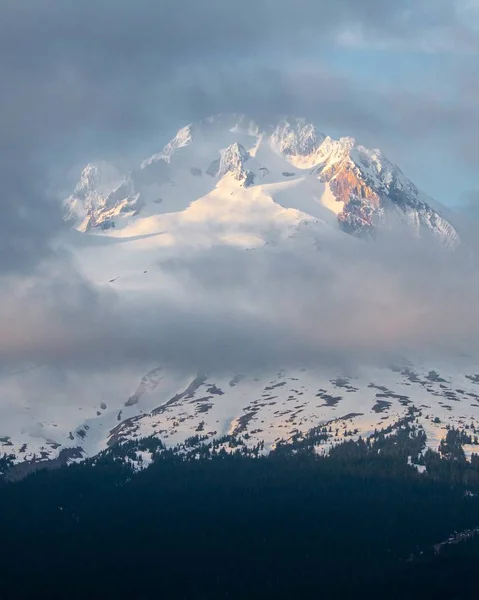 Tepeyi Kaplayan Bulutlardan Oluşan Güzel Bir Manzara — Stok fotoğraf
