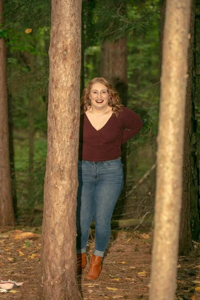 Una Mujer Con Una Blusa Roja Posando Bosque Rodeado Árboles — Foto de Stock