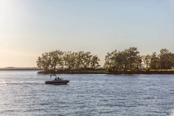 Μια Λίμνη Που Περιβάλλεται Από Δέντρα Μια Βάρκα Κάτω Από — Φωτογραφία Αρχείου