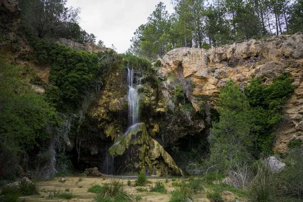 Fascinante Disparo Una Cascada Salpicando Las Rocas Medio Del Bosque — Foto de Stock