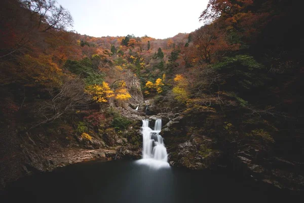 Uma Cachoeira Fluindo Meio Montanhas Rochosas Desfiladeiro Sandankyo Japão — Fotografia de Stock