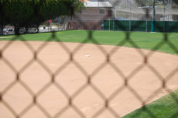 Blurry Chain Link Fence Baseball Field Buildings Background Sunlight — Stock Photo, Image