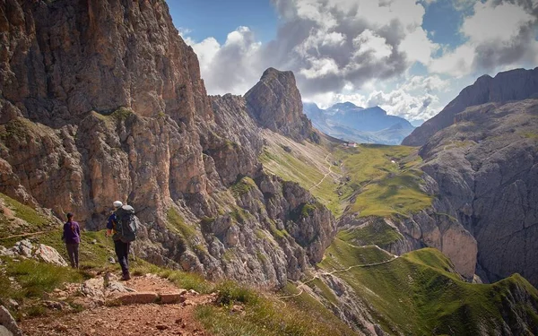 一群人在意大利的Schlern Rosengarten自然公园的山上徒步旅行 — 图库照片