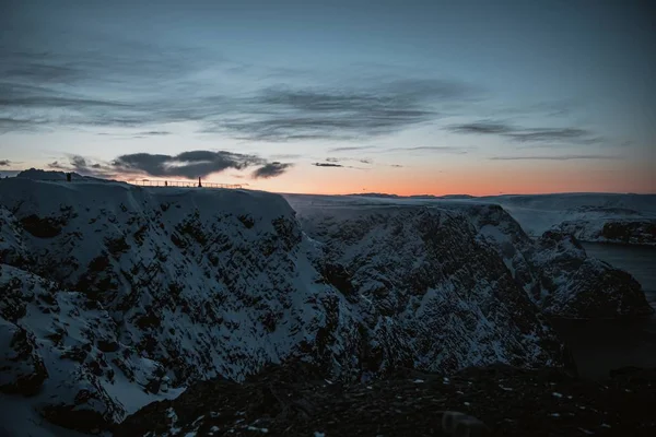 Високий Кут Захід Сонця Над Сніжними Гірськими Краєвидами Нордкаппі Норвегія — стокове фото