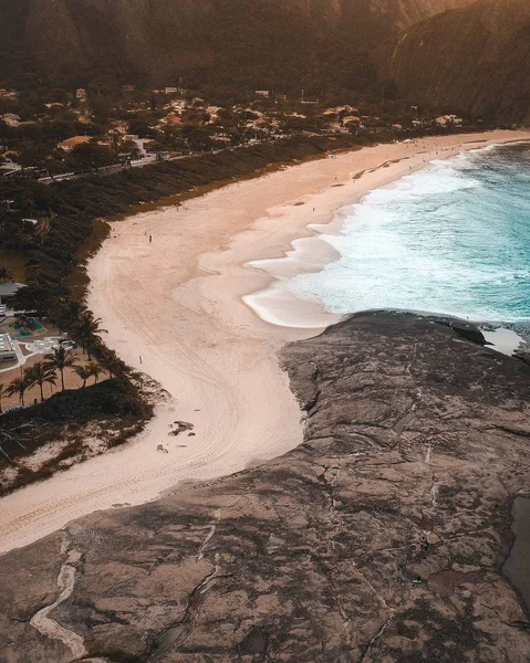 リオデジャネイロのビーチに向かって移動する海の波の空中ショット — ストック写真