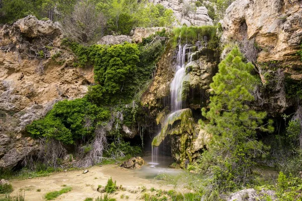 Tiro Hipnotizante Uma Cachoeira Salpicando Para Rochas Meio Floresta — Fotografia de Stock