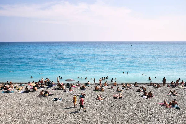 Nice France 2019 Július Vízszintes Felvétel Egy Zsúfolt Kavicsos Strandról — Stock Fotó