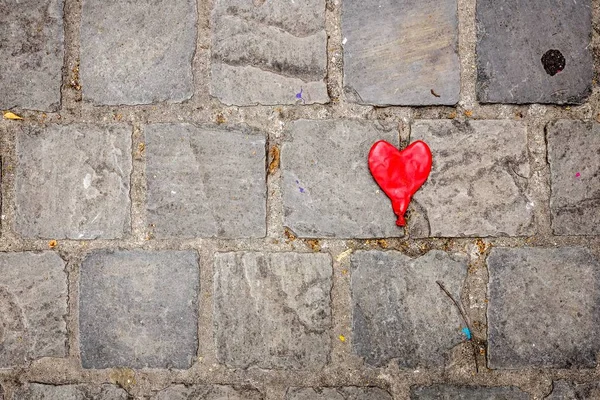 Красный Сердечный Шар Каменной Дороге Красивая Картинка Фона Обоев — стоковое фото
