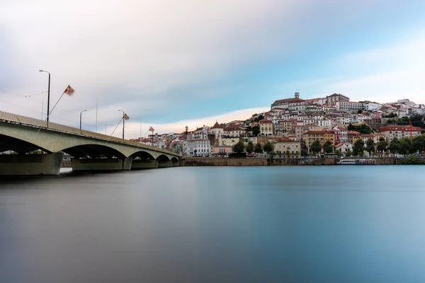 Mar con un puente en él rodeado por la ciudad de Coimbra bajo un cielo nublado en Portugal — Foto de Stock