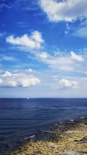 Vertikální Záběr Lodi Plující Nad Klidným Oceánem — Stock fotografie