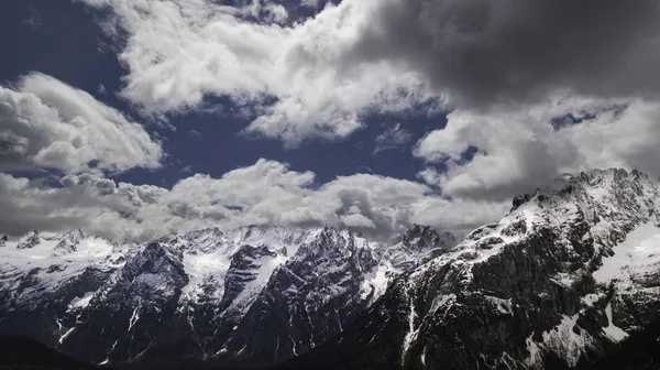Μια Εκπληκτική Θέα Των Χιονισμένων Βουνών Κάτω Από Όμορφα Σύννεφα — Φωτογραφία Αρχείου