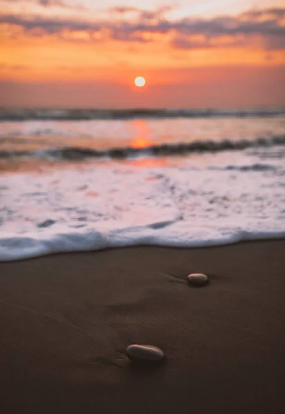 Una Playa Con Piedras Rodeada Por Mar Bajo Cielo Nublado — Foto de Stock