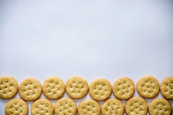 Een Line Van Zoute Crackers Een Wit Oppervlak Met Lege — Stockfoto