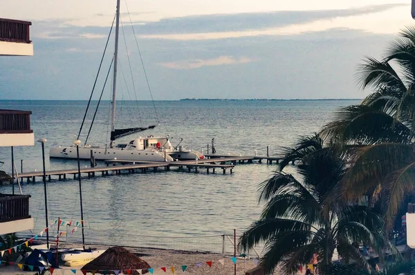 Een Luxe Boot Bij Een Pier Prachtige Oceaan Nabij Het — Stockfoto