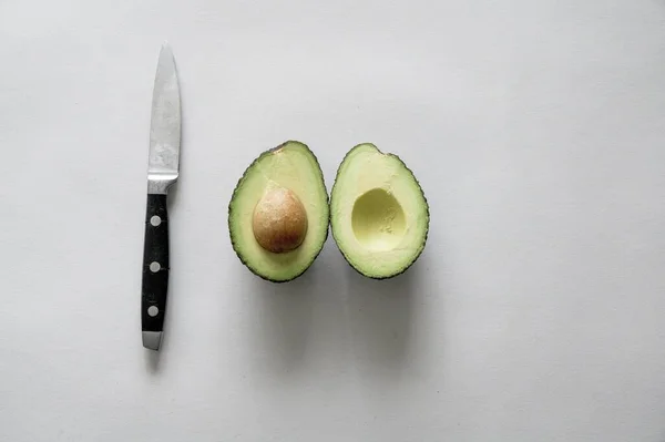 Ein Foto Einer Frischen Köstlichen Avocado Mit Einem Messer Auf — Stockfoto