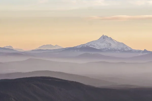 オレゴンを背景に夕日が美しいジェファーソン山 — ストック写真