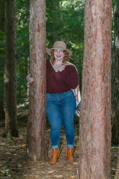 Una Donna Sorridente Con Cappello Una Foresta Vicino All Albero — Foto Stock