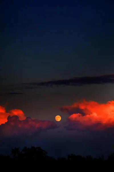 Colpo Verticale Luna Nuvole Fuoco Nel Cielo Buio — Foto Stock
