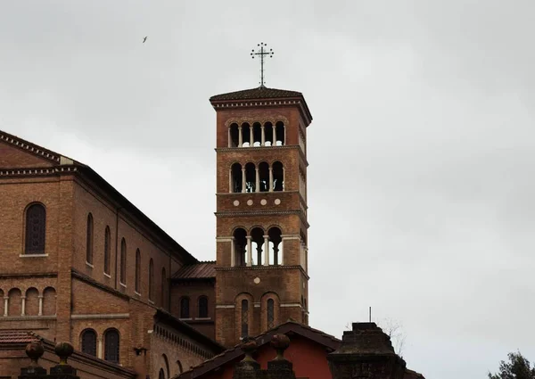 Кирпичная Башня Крестом Вершине Риме Италия — стоковое фото