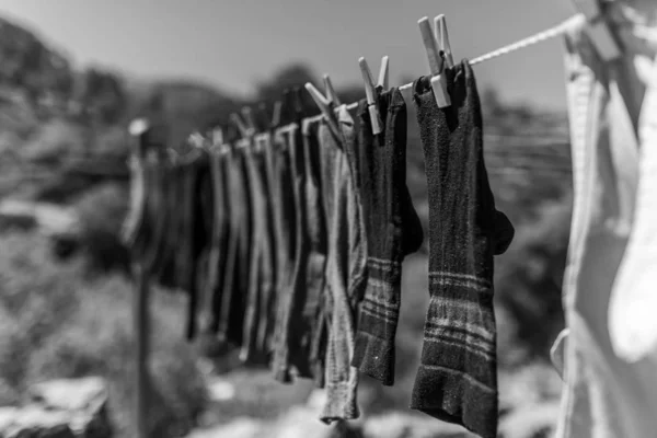 Сіро Блакитні Шкарпетки Лінії Полі Оточеному Пагорбами Під Сонцем — стокове фото