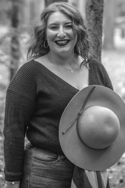 Una Scala Grigi Una Donna Sorridente Con Cappello Una Foresta — Foto Stock