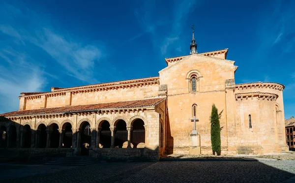 Una Vista Impresionante Iglesia San Milán Capturada Bajo Cielo Azul —  Fotos de Stock