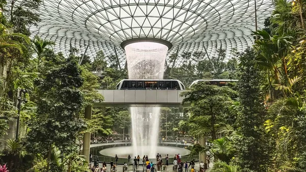 Vnitřní Vzhled Letiště Changi Obklopen Tropickými Rostlinami Fontánou Stropu — Stock fotografie